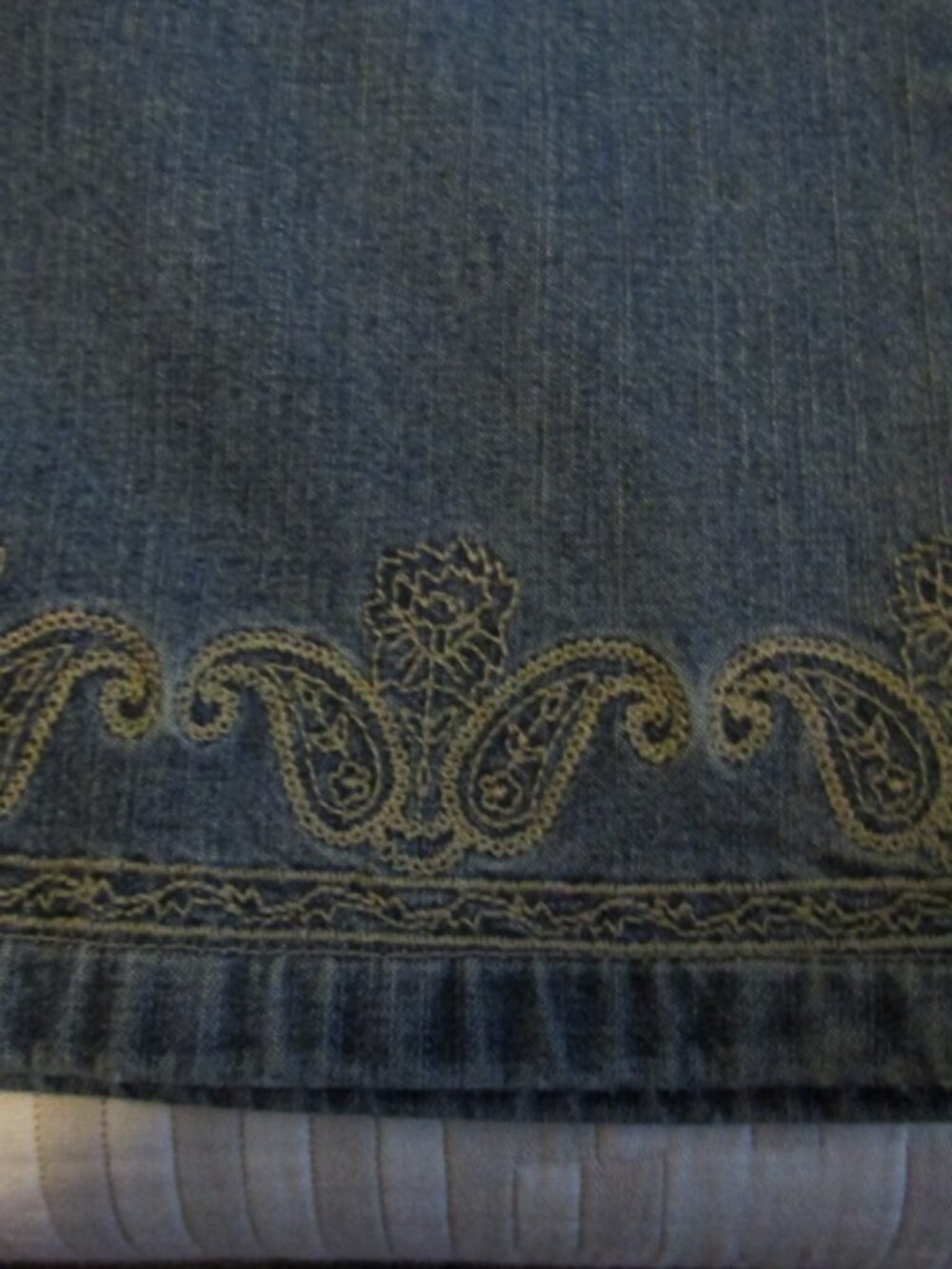 Lee Jean Capri Pants Size 8M embroidered accent